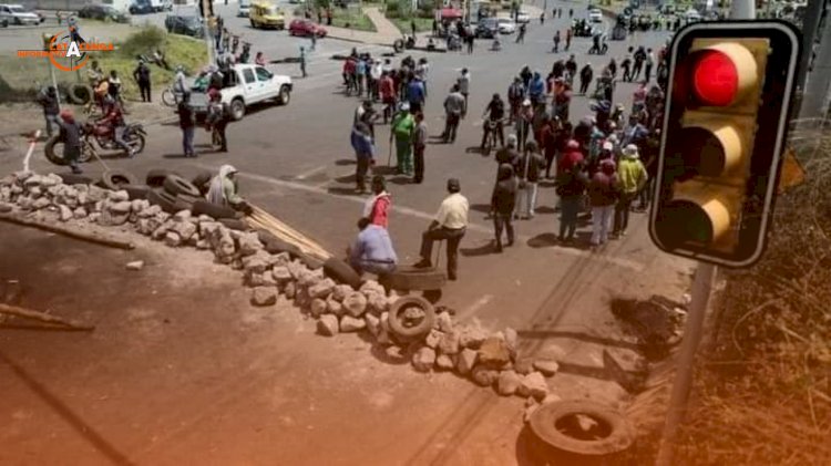 TRAS UNA PROTESTA LOS INDÍGENAS Y CAMPESINOS FUERON SERRADAS LAS VÍAS DE IMBABURA 