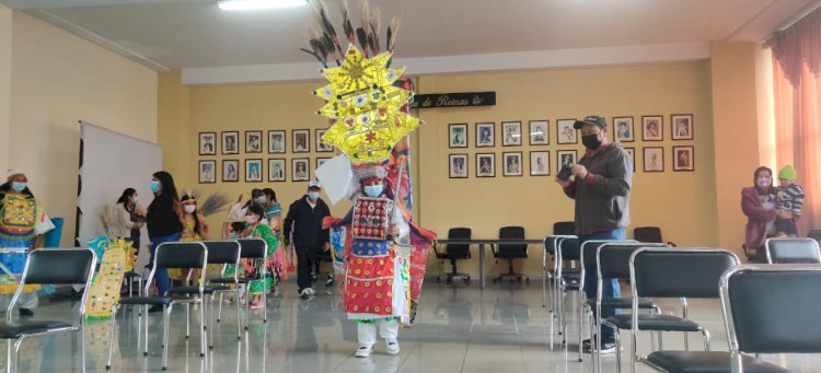 Municipio premia a llamativos trajes del danzante hechos con reciclaje