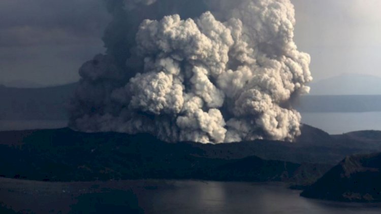 En Filipinas personas son evacuadas ante la posible erupción del volcán Taal.