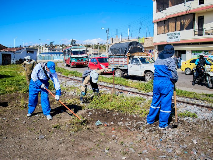 Personal del Municipio de Latacunga realiza la limpieza de espacios públicos 