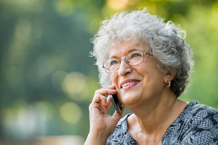 Adultos mayores son beneficiarios del descuento en la contratación de planes celulares y fijos