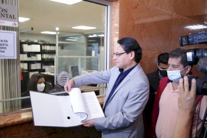 Fernando Villavicencio, presidente de la Comisión de Fiscalización y Control Político entregó el informe sobre el juicio político de Pablo Celi