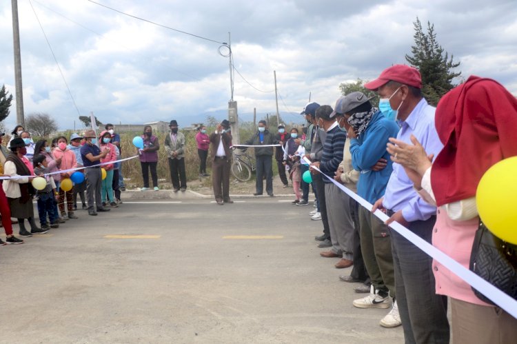   Prefectura de Cotopaxi, entregó una vía  asfaltada y otra adoquinada en Latacunga 