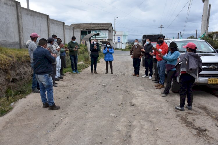 Técnicos del GAD Salcedo levantan estudios para el asfaltado de vías rurales 