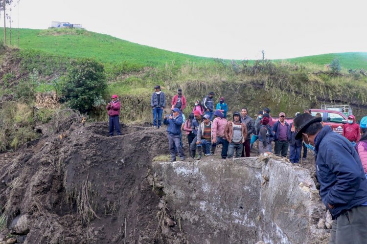 Prefectura interviene en vías rurales de Latacunga afectadas por las lluvias 