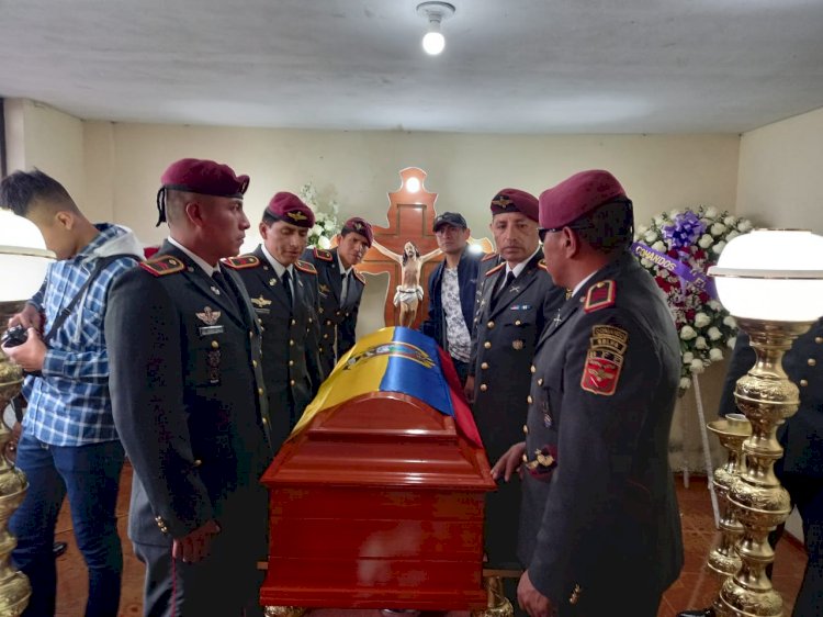Fuerzas armadas sepultaron a militar que falleció en un ataque a convoy en la amazonía