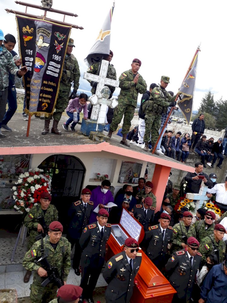 Fuerzas armadas sepultaron a militar que falleció en un ataque a convoy en la amazonía
