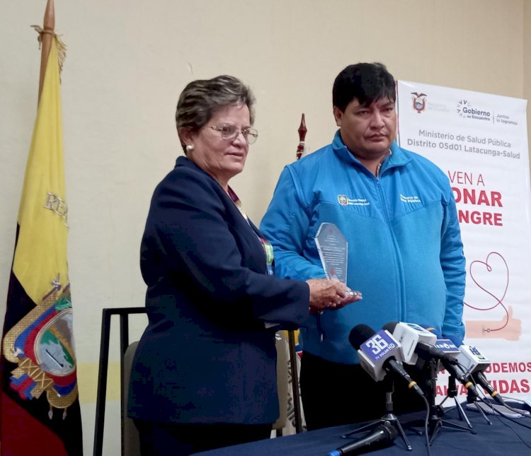 Cruz Roja entregó un reconocimiento al Distrito de Salud de Latacunga, por el apoyo durante la campaña de recolección de sangre