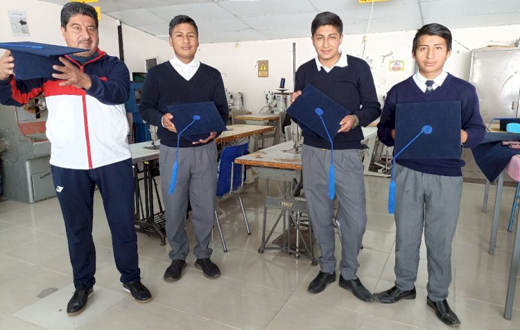 Estudiantes de Bachillerato Técnico confeccionaron birretes y togas para  su graduación
