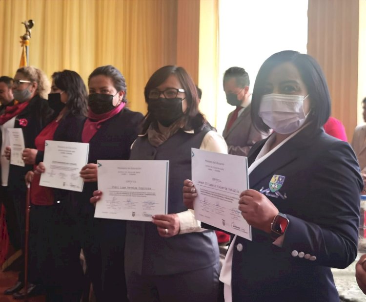 Docentes de Chimborazo reciben certificados de la Red deAprendizaje de Educación Inicial y Preparatoria
