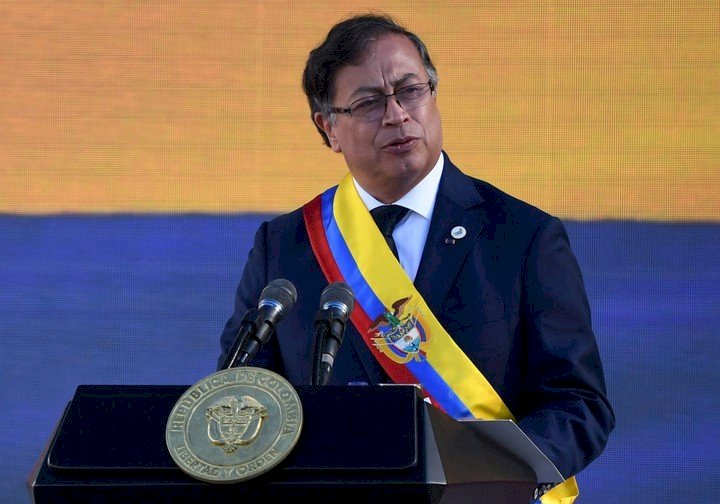 Petro fue investido este domingo como presidente de Colombia, ordeno como primer acto de su Gobierno que saquen la espada de Bolívar