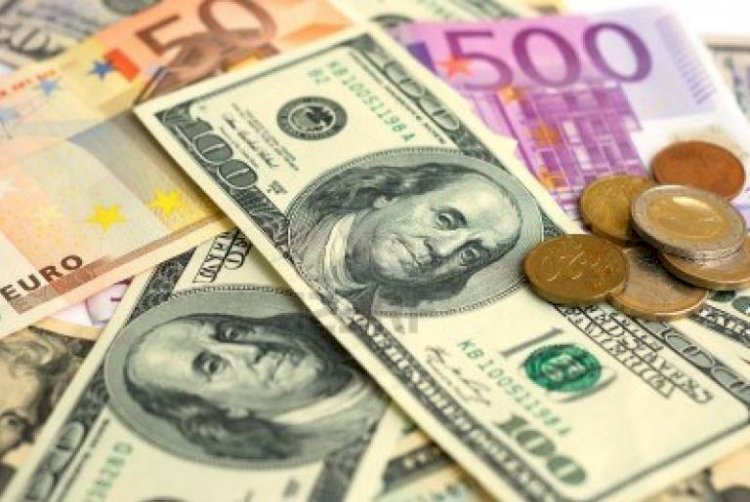 Cae el euro frente al dólar y ya se cotizan al mismo valor