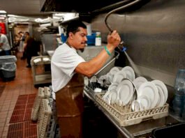 2.592 dólares es el salario de una persona que lava platos en Estados Unidos