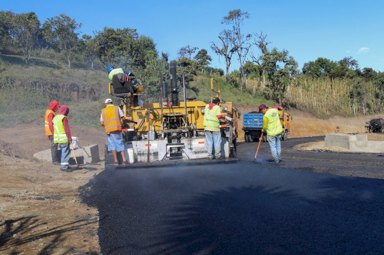 Prefectura de Cotopaxi inició con los trabajos de asfaltado de la primera etapa que une El Corazón- San Luis-La Quinta del cantón Pangua 