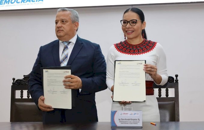 CNE y Universidad Laica Eloy Alfaro de Manabí suscriben convenio para impulsar formación política de mujeres y jóvenes