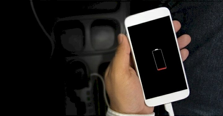 Por qué nunca deberías de cargar tu celular en el puerto USB del radio de tu auto