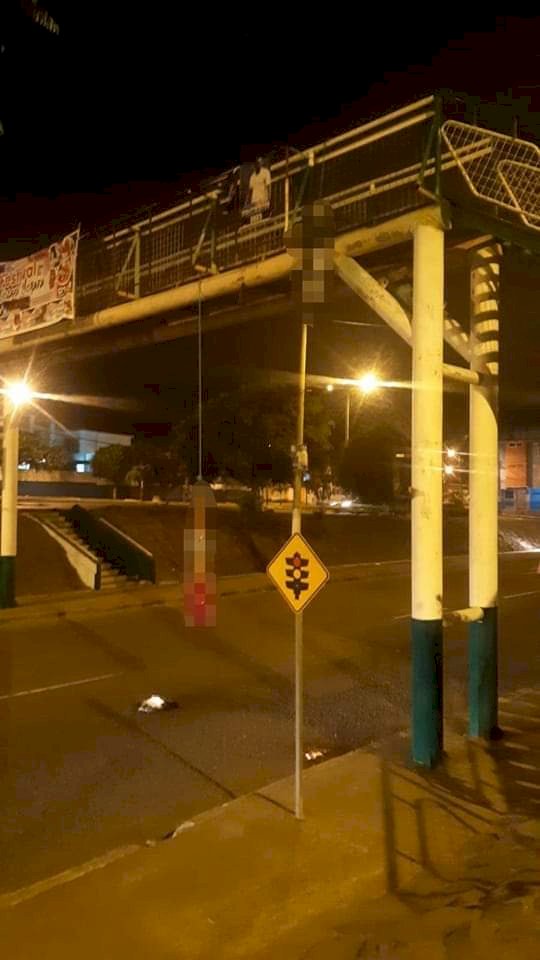 Dos personas amanecieron colgadas en un puente peatonal en Esmeraldas 