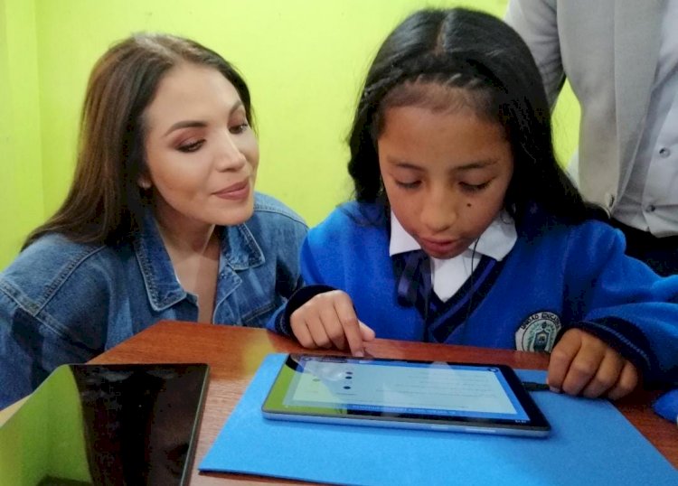 A través de la estrategia “Apadrina una Escuela” estudiantes de Ambato recibieron tablets
