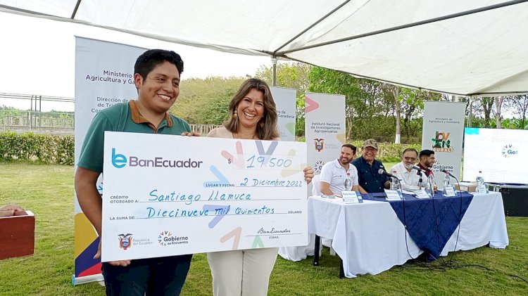 Joven de Saquisilí recibe apoyo para ejecutar su proyecto de agricultura hidropónica