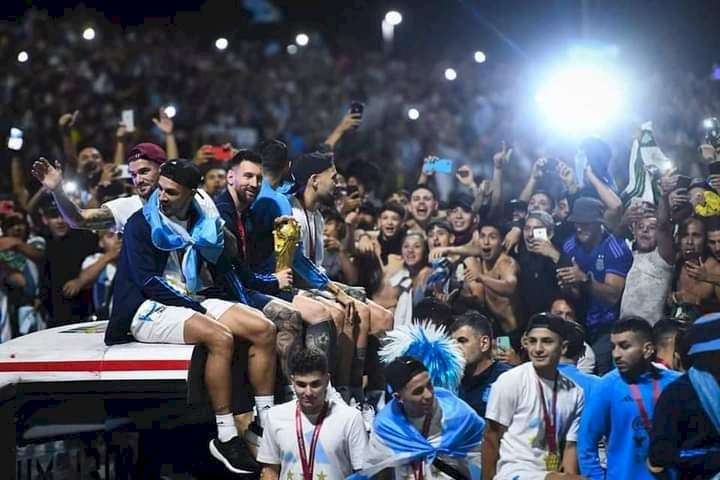 Madrugón multitudinario en Argentina para recibir a los campeones