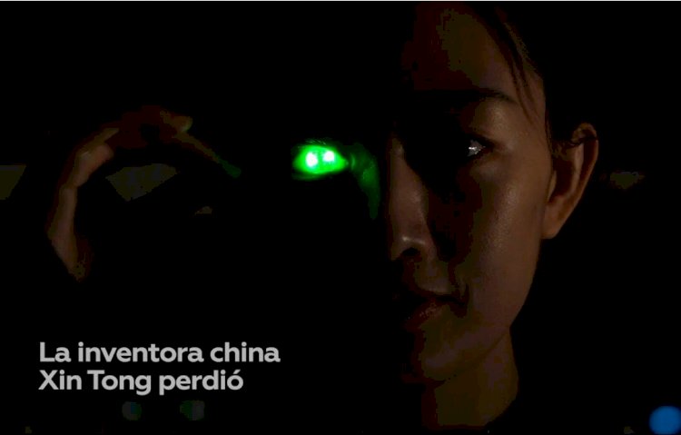 Mujer desarrolla un prótesis ocular que brilla al estilo de 'Terminator'
