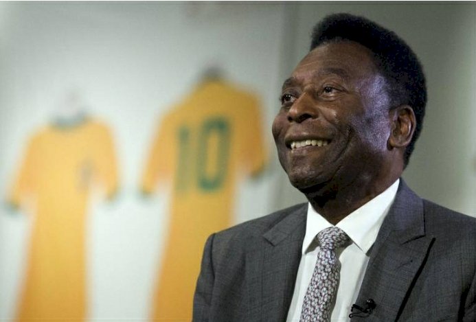 Adiós al rey Pelé: la promesa de un niño que jugaba fúbtol descalzo y terminó ganando 3 mundiales
