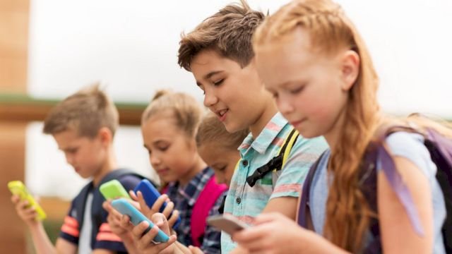 Italia prohíbe el uso de celulares en las escuelas