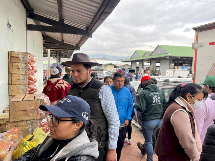 MAG y estudiantes de la Universidad Central realizan muestreo de precios en el Mercado Mayorista Latacunga