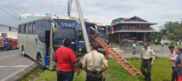 Choque de dos buses deja tres personas heridas en Pastaza