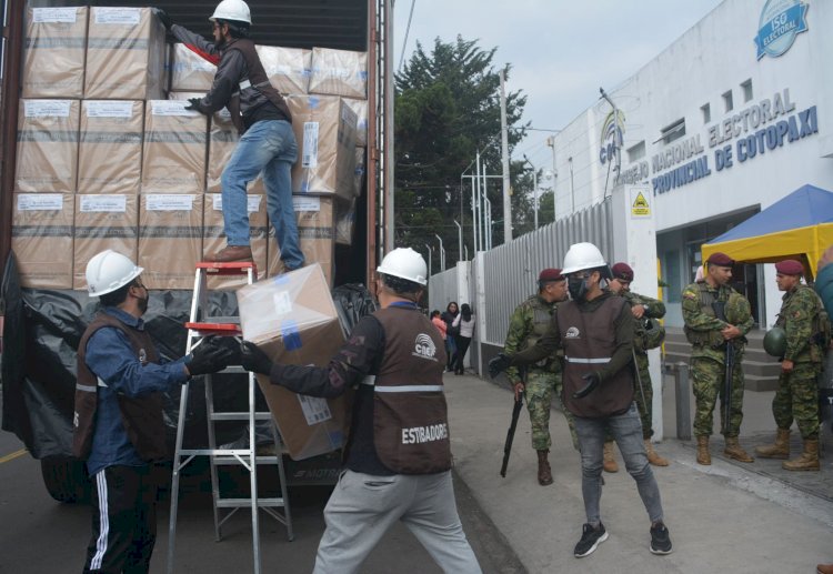 1.172 paquetes electorales llegan a Cotopaxi