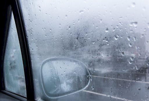 El truco de la papa para evitar que los vidrios del carro se empañen con la lluvia