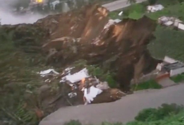 Deslizamiento de tierra en Alausí deja fallecidos, heridos, desaparecidos y otros daños