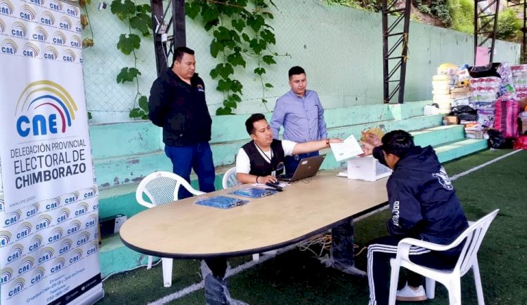 CNE entrega certificados de votación a damnificados de Alausí, a través de brigadas móviles