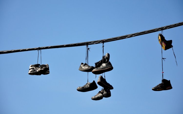 ¿Qué significan las zapatillas o zapatos colgados en cables de electricidad en las calles?