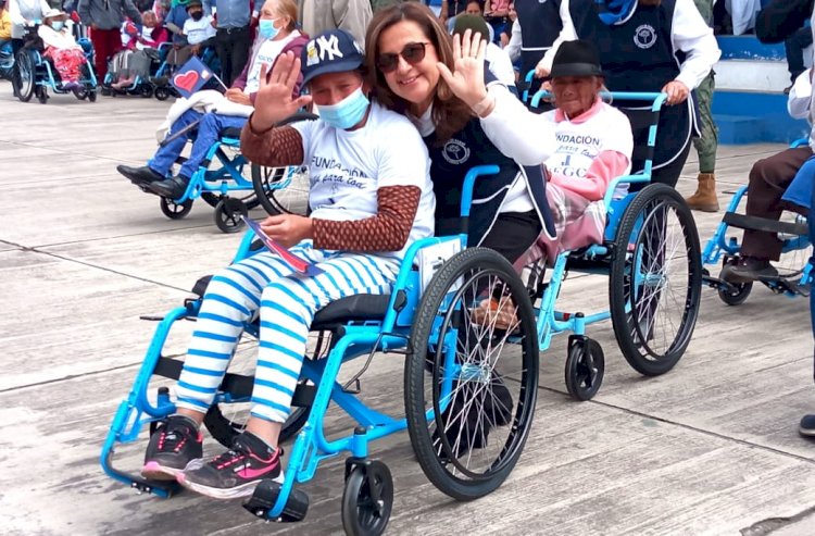 Sillas de ruedas ensambladas por los alumnos de la Escuela Técnica de la Fuerza Aérea de Latacunga, fueron entregadas a personas con discapacidad 