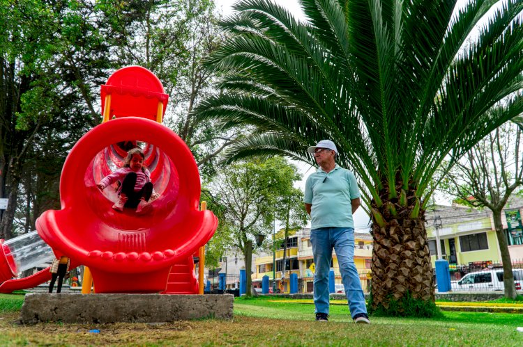 Municipio coloca juegos de recreación infantil en 20 áreas verdes de Latacunga