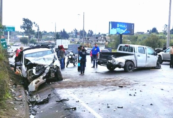 Por choque vehicular dos personas resultaron heridas en Latacunga