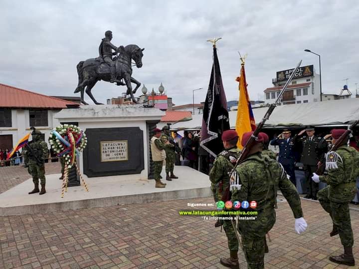 Conmemoración de la Batalla de Pichincha en la plaza Sucre del cantón Latacunga 