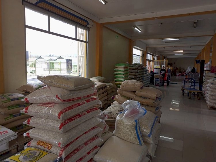 La Comisaría Nacional de Latacunga trabaja en operativos de control de precios y peso en locales comerciales de expendio de arroz