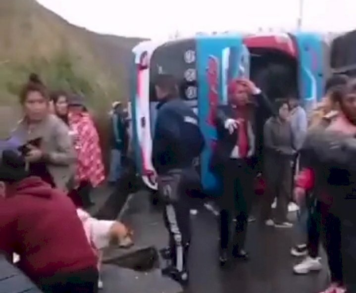 Volcamiento de un bus interprovincial en el Paso Lateral Ambato dejó 10 heridos