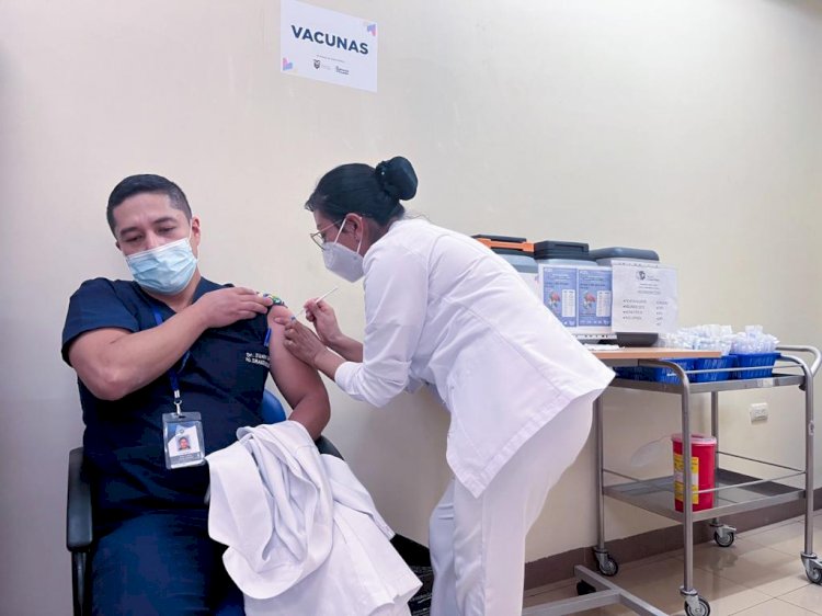 Vacunación bivalente contra la Covid-19 inició con personal sanitario en riesgo