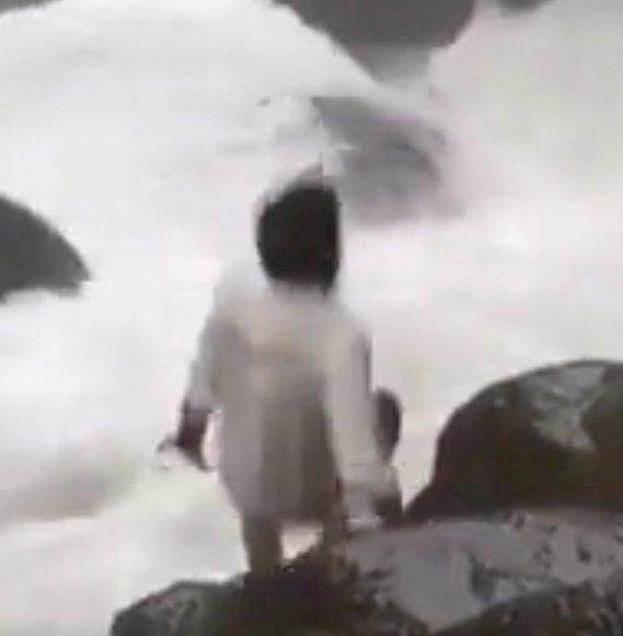 Tiktoker muere al caer al río mientras hacía un video