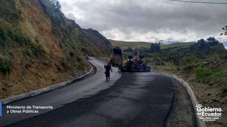 Con el aporte de un millón de dólares continúa el asfaltado de la vía Sigchos - Las Pampas - Alluriquín 
