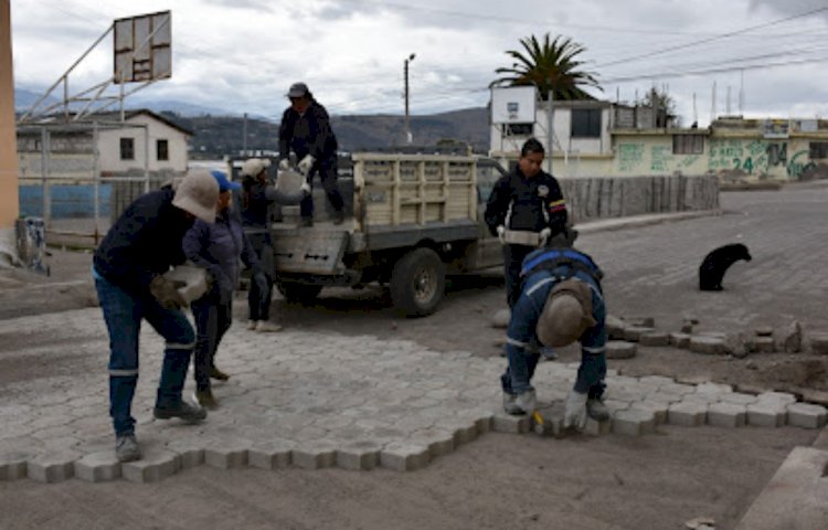 Avanzan trabajos de mejoramiento vial en el barrio La Libertad del cantón Salcedo