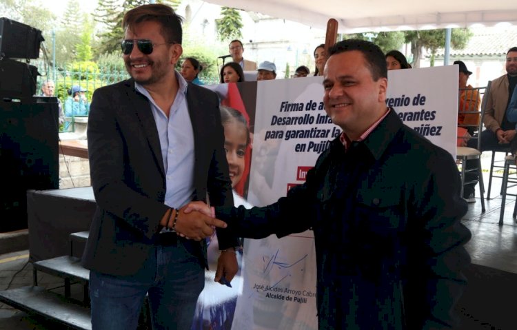 Ministro Esteban Bernal recorrió Ciudad Inclusiva Móvil y firmó convenios en beneficio de personas vulnerables de Cotopaxi 