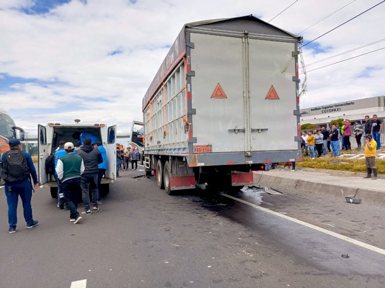 Choque entre un camión y un bus dejó heridos a cuatro personas en Latacunga