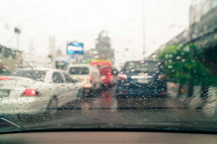 8 consejos claves para conducir en tráfico pesado y lluvia