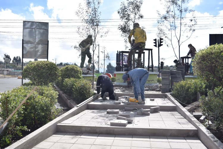 Municipio de Pujilí adoquinó el monumento al Alfarero en el ingreso a la parroquia de La Victoria