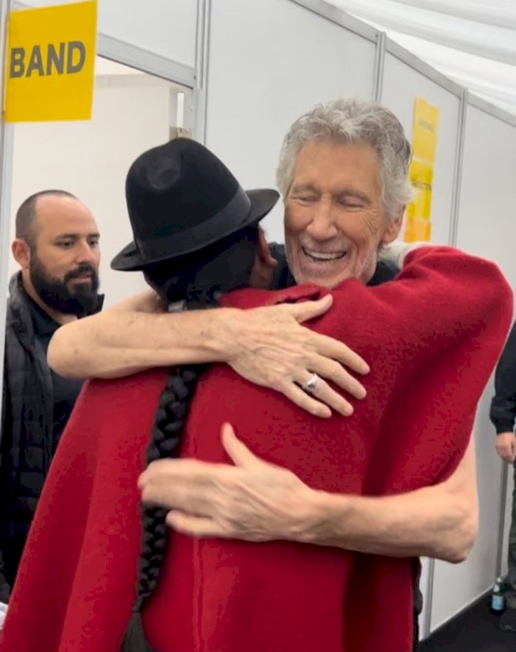 Encuentro entre Leonidas Iza y Roger Waters antes del concierto en Quito