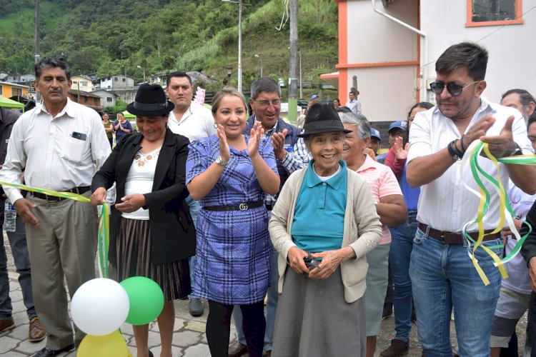 Alcalde de Pujilí entregó de obra de adoquinado en la Calle 02 de agosto de la Parroquia La Esperanza
